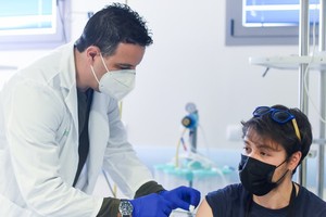 一名男子在西班牙卡塞雷斯省科里亞市醫院接種阿斯利康疫苗。（圖源：互聯網）