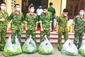 在野戰中心，民眾送來蔬菜、水果為參加抗疫的部隊接力。