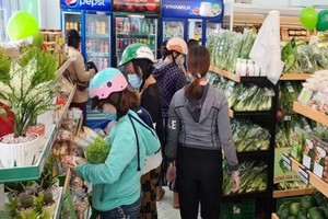 消費者在便利店選購物品。（圖源：VNF）