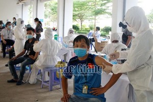 北江CDC配合北江綜合醫院為富鴻公司工人接種新冠疫苗。（圖源：北江報）