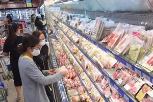 消費者在超市選購物品。（示意：耀基） 