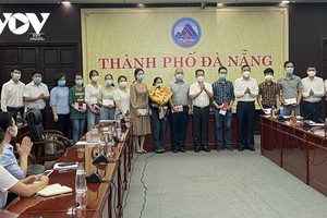 峴港支援北江抗疫的醫護隊伍啟程前同峴港市領導合照。（圖源：VOV）