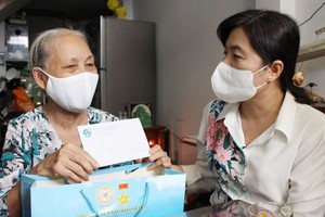 市婦聯會主席阮陳芳珍向窮困婦女贈送禮物。