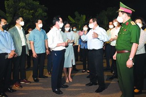 政府總理范明政親往探望安豐工業區的三星生產工廠。（圖源：VGP）