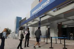 希臘民眾排隊接種新冠疫苗。（圖源：Getty Images）