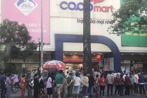 眾多市民在超市門口排長隊等待購物。