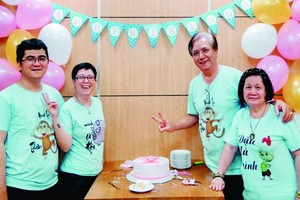 朱杞文一家４口穿上同款的家庭T恤慶祝女兒日。