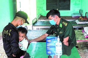 廣治省沙沉軍民醫療站幹部正在為民眾診療。