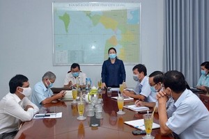 堅江省領導在新聞發佈會上公佈選舉結果。（圖源：梅香）