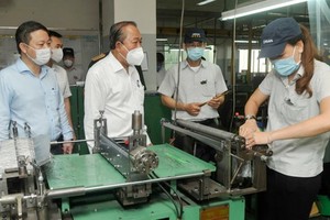 常務副總理張和平(右三)檢查新順加工區的防疫工作。