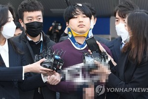 趙主彬被記者圍堵。（圖源：韓聯社）