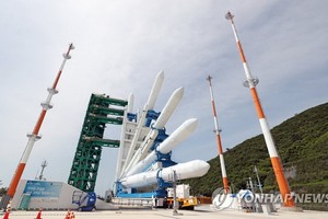 “世界”號認證模型豎立在發射台上。（圖源：韓聯社）