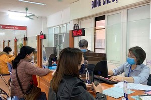 失業者在社會保險機關辦理失業金領取手續。（示意圖源：秋姮）