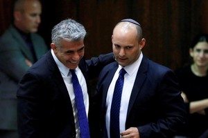 反內塔尼亞胡聯盟的兩名領導人拉皮德和貝內特。（圖源：路透社）