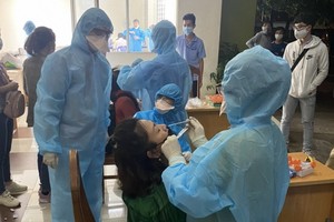 防疫工作人員為高新技術園區工人採樣檢測。（圖源：CTV）