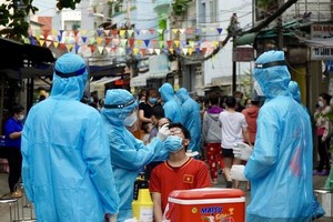 醫療人員在第八郡為民眾採樣檢測。（圖源：成安）