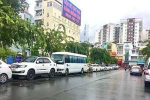 新平郡鄧文森街兩旁停滿汽車。
