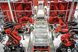 特斯拉汽車生產線工業機器人正在組裝汽車。（圖源：互聯網）