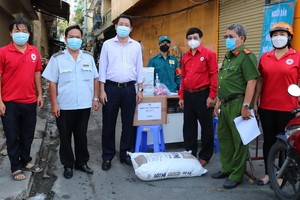 第五郡紅十字會志愿組向檢疫處贈送物資。