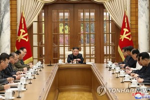 朝鮮勞動黨第八屆中央委員會第一次政治局會議4日在黨中央委員會本部舉行，國務委員會委員長金正恩主持會議。 （圖源：韓聯社/朝中社）