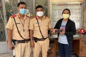 失主阮玉簪英（右一）領回遺失的手機。（圖源：NP）