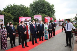 市領導代表團參觀有關胡伯伯展覽。（圖源：金屋）