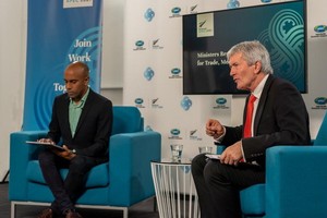 6月5日，2021年亞太經合組織貿易部長會議主席、新西蘭貿易部長達明·奧康納（右）在新西蘭惠靈頓出席亞太經合組織成員貿易部長視頻會議新聞發佈會。（圖源：新華社）