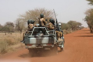 布基納法索遇近期最慘重屠殺事件，逾百人喪生，布國士兵加緊於該區巡邏。（圖源：路透社）