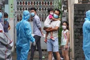 醫護人員給家住舊邑郡阮文功街415小巷的居民採樣檢測。