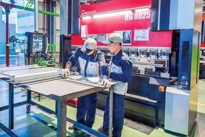 企業設法與疫情共處。