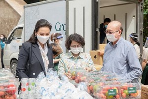 蘇氏碧珠主席（中）與萬盛發集團及亞洲餅家代表將食品送到抗疫前線。