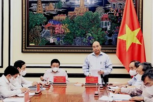 國家主席阮春福（站）主持會議。（圖源：越通社）