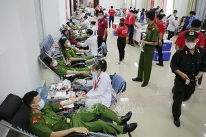 萊洲省熱心的青年志願者踴躍參加捐血救人奉獻愛心。（圖源：越通社）