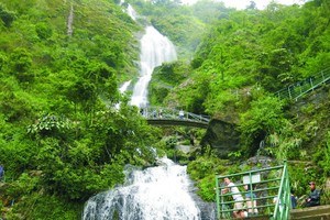 沙巴雄偉的銀瀑布。