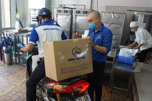 東源雞飯店為醫護人員接力