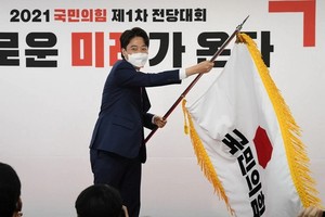 現年36歲的李俊錫以43.8%的得票率當選黨首。（圖源：路透社）