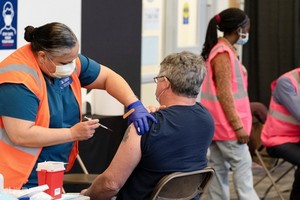 美國亞利桑那州居民接種新冠疫苗。