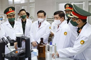 國會主席王廷惠（中）參觀軍醫學院研究室。（圖源：越通社）