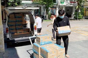 平西市場商販協助隔離區居民 