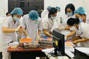 市衛生廳要求醫護人員下班後留在家裡。（示意圖源：秋莊）