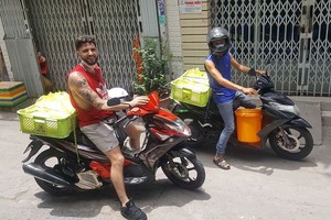 阮國寶與珀西‧史密斯準備去向窮人派發飯菜。