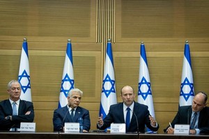 以色列新任總理貝內特（右二）在耶路撒冷參加新一屆政府第一次內閣會議。（圖源：新華社）