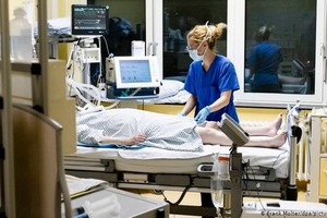 研究指出，感染新冠病毒的女性病患比男性病患，更可能在痊癒後出現長期後遺症。（示意圖源：DW）