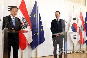 當地時間6月14日，在維也納，文在寅（左）和塞巴斯蒂安·庫爾茨舉行聯合記者會發佈會談成果。（圖源：韓聯社）