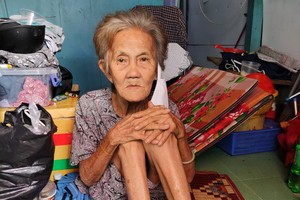 楊鳳釵老大娘無法站起身。