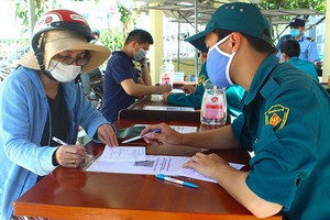 前往平新郡人委會辦理手續的民眾進行健康申報。