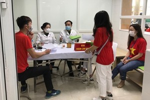 各志願者登記參加試驗注射國產疫苗。