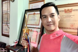 蔡達鳴與其獎狀、獎盃！