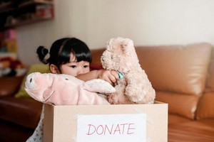 給清貧朋友捐出舊玩具是讓孩子形成良好人格的做法。