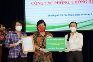 市越南祖國陣線委員會領導接收捐款與頒贈感謝狀。